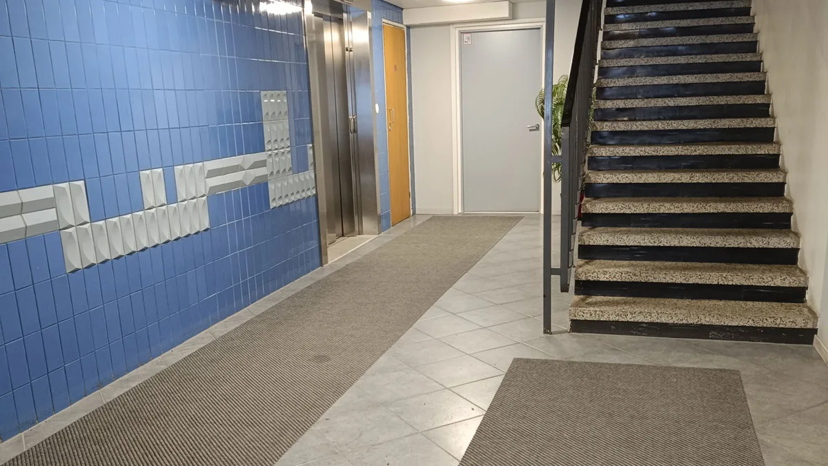 Taloyhtiön porraskäytävä, portaat ja sisäänkäynti